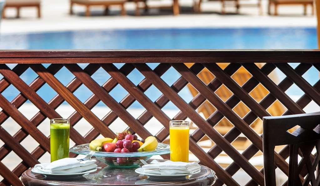 Ezdan Palace Hotel Doha Cameră foto The swimming pool at the hotel