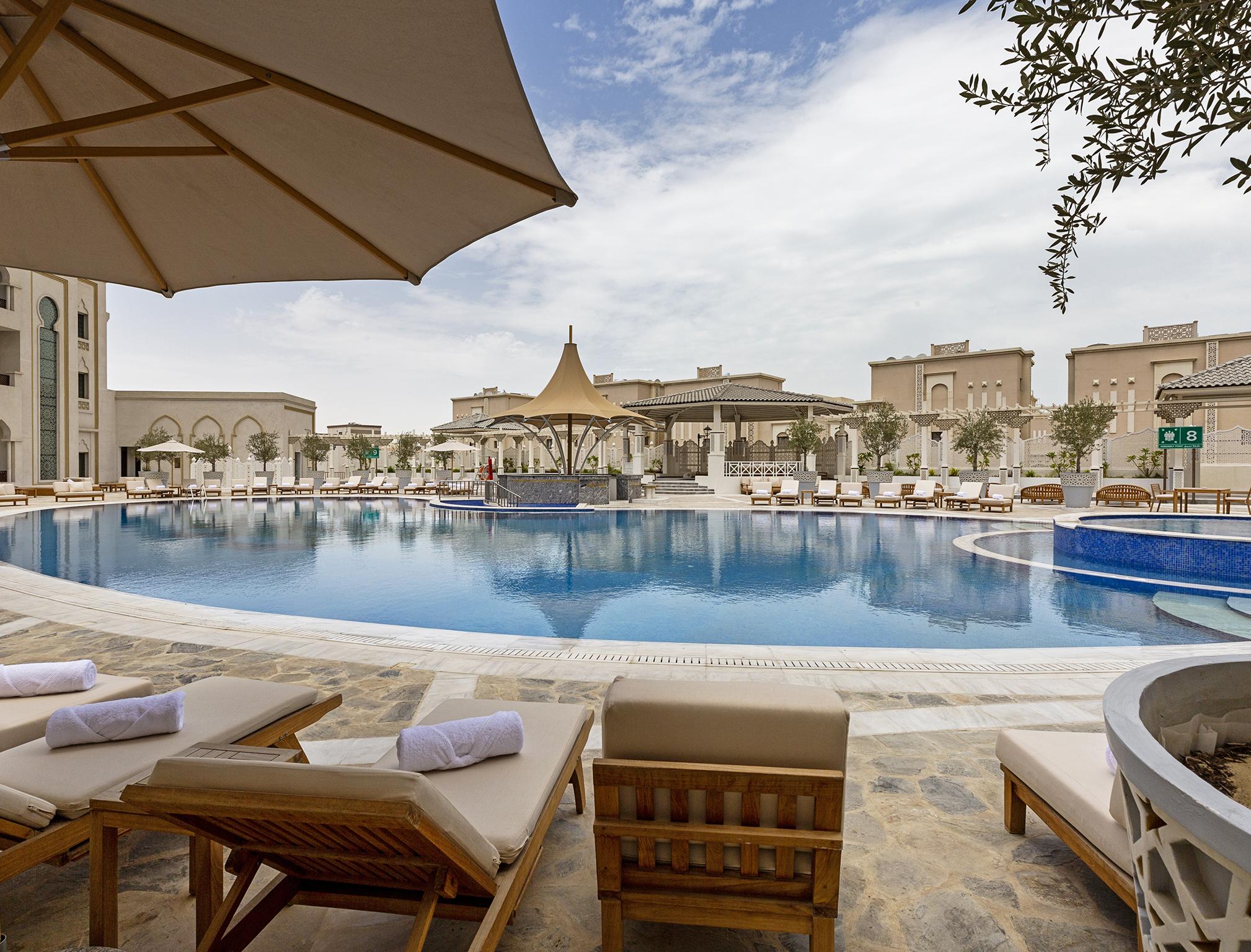 Ezdan Palace Hotel Doha Exterior foto The pool at the Ritz-Carlton, Bahrain